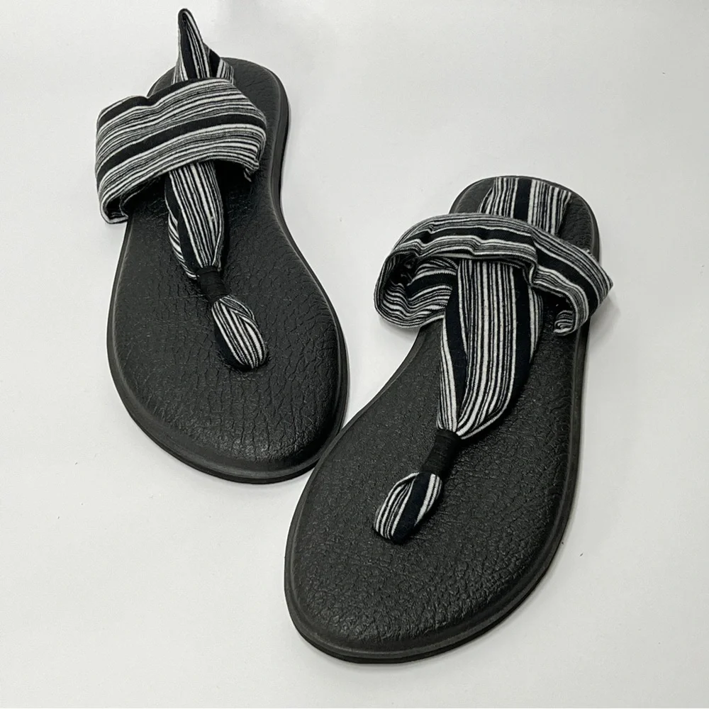 SANUK Black and Gray Striped Strappy Summer beach  Beach Sandal